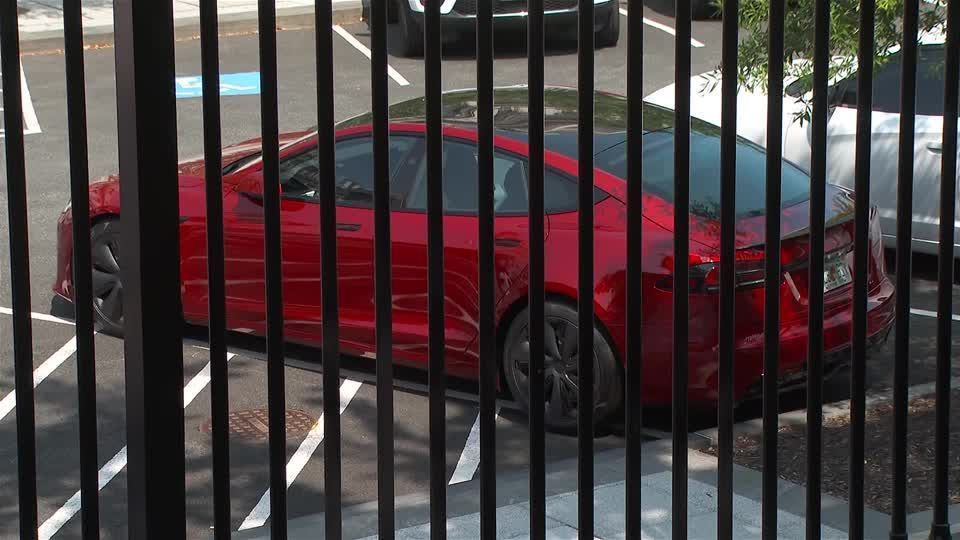 tesla-de-trump-e-visto-estacionado-na-casa-branca-apos-briga-com-musk