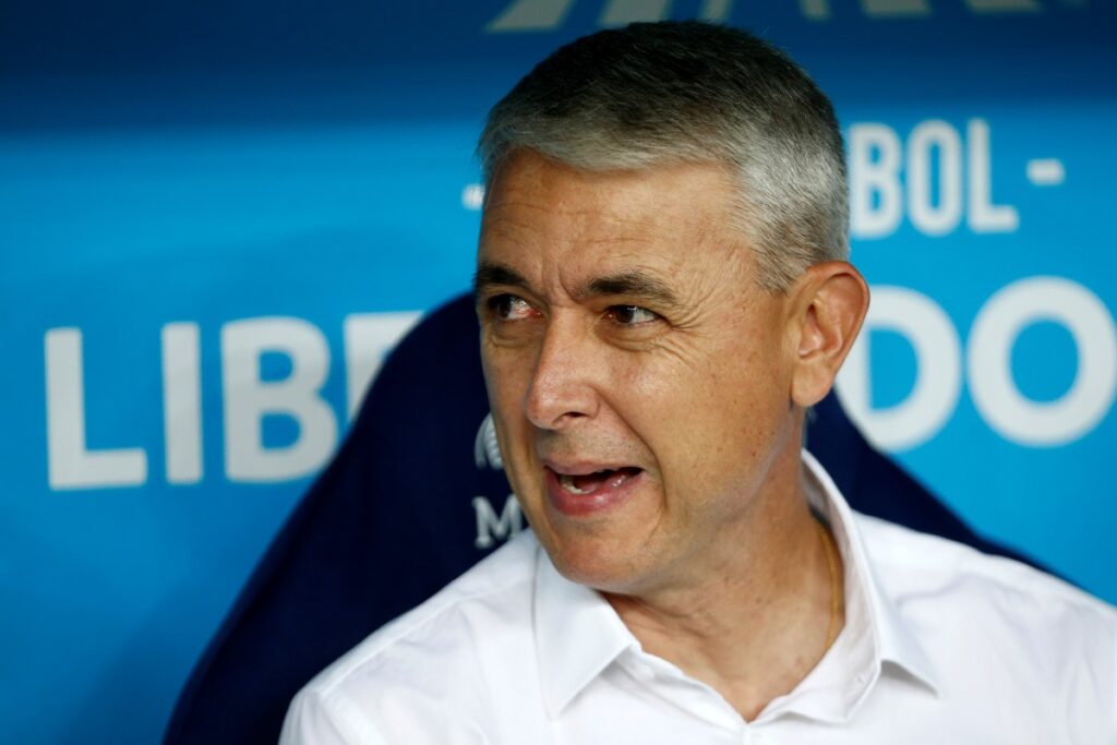 tecnico-brasileiro-assume-rival-do-botafogo-na-libertadores