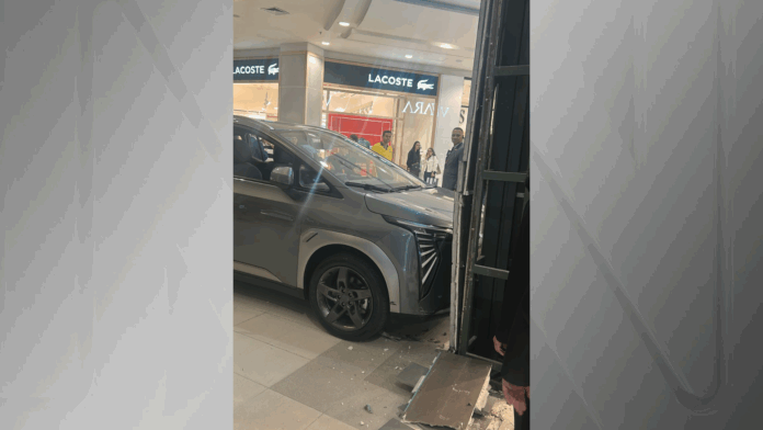 crianca-bate-carro-que-estava-exposto-em-shopping-de-sp