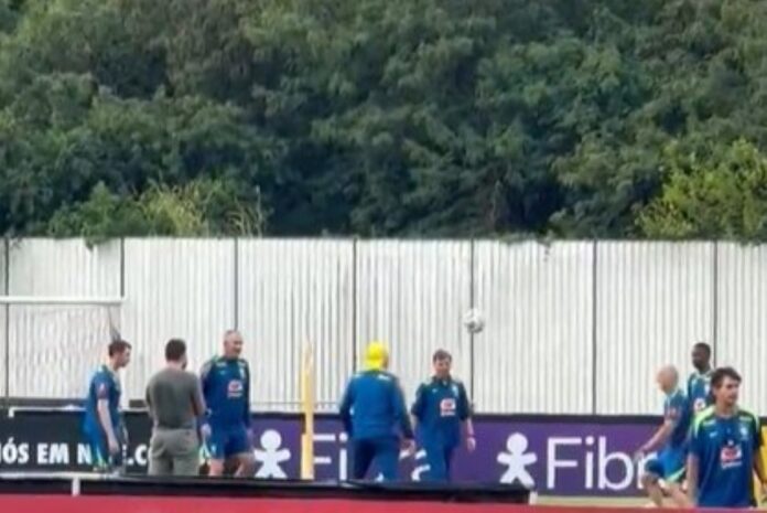 antes-de-treino-da-selecao,-ancelotti-participa-de-roda-de-“altinha”