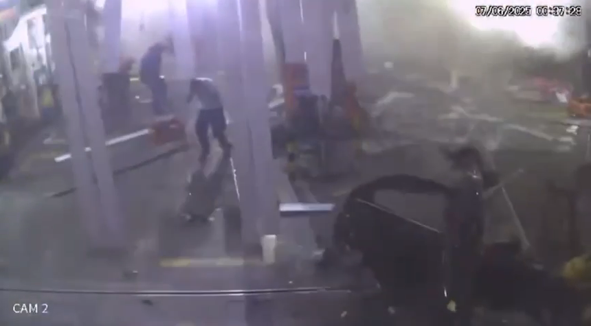 video-mostra-explosao-de-carro-que-deixou-um-morto-e-um-ferido-no-rio