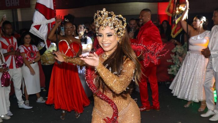 lexa-assume-como-madrinha-de-bateria-da-dragoes-da-real;-veja-fotos