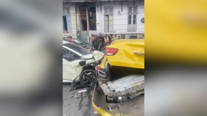 acidente-envolvendo-carros-e-moto-deixa-cinco-feridos-no-centro-do-rio