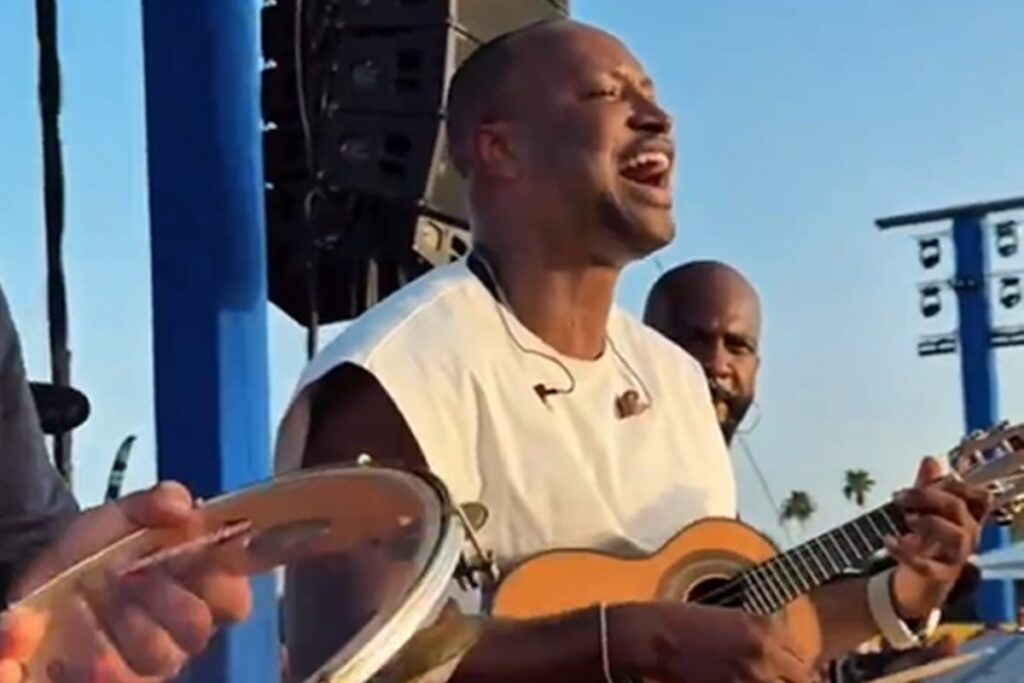 video:-apos-faltar-luz,-thiaguinho-improvisa-durante-show-em-miami