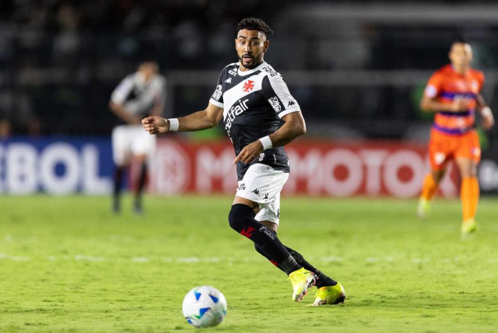 vasco-anuncia-a-rescisao-de-contrato-do-meia-dimitri-payet