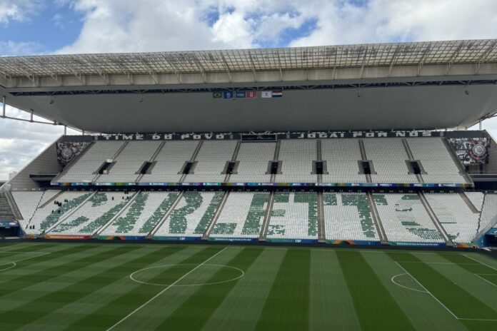 ancelotti-sera-homenageado-com-mosaico-em-jogo-do-brasil.-veja-imagens