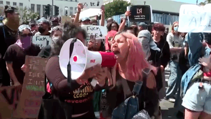 cenas-de-caos-na-california:-entenda-quem-esta-protestando-em-los-angeles