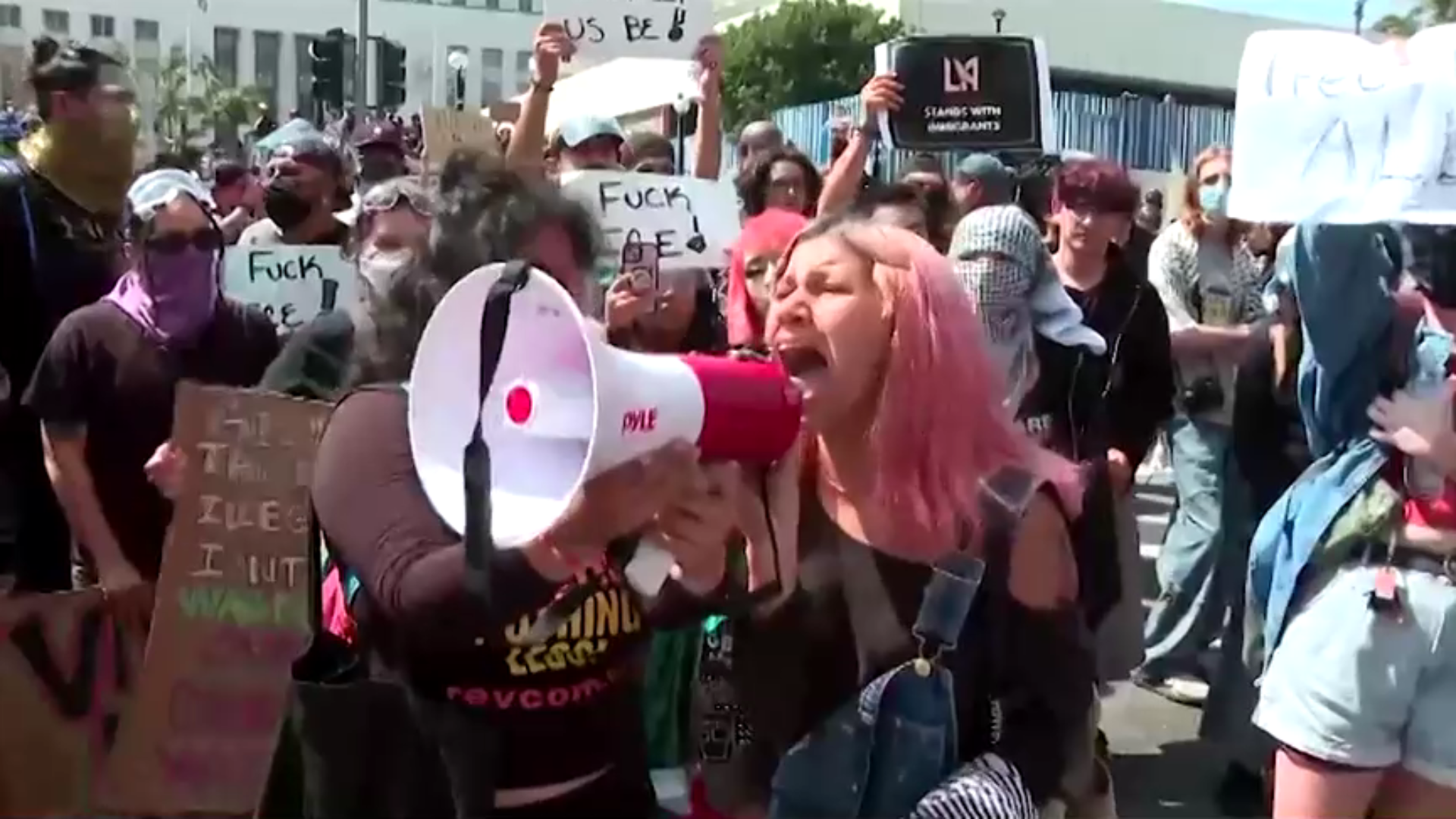 cenas-de-caos-na-california:-entenda-quem-esta-protestando-em-los-angeles