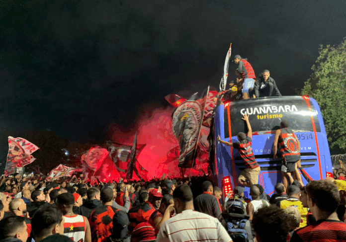 confusao-marca-embarque-do-flamengo-para-o-mundial-de-clubes