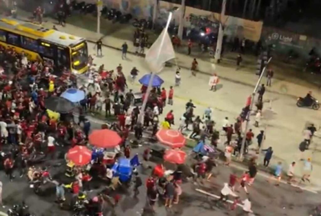 embarque-do-flamengo-para-o-mundial-e-marcado-por-confusao;-assista