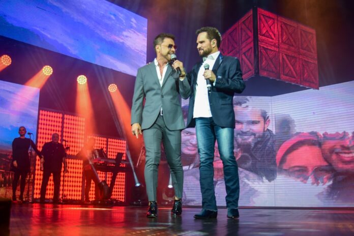 zeze-di-camargo-e-luciano-emocionam-fas-com-sucessos-no-dia-dos-namorados