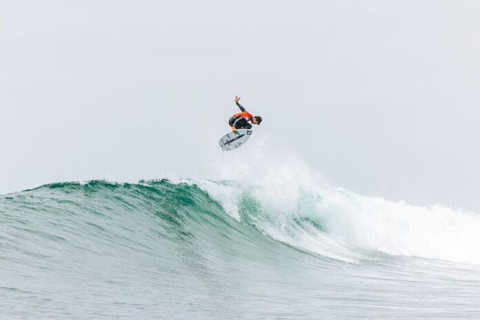 surfe:-brasileiro-yago-dora-vence-japones-e-conquista-etapa-da-wsl