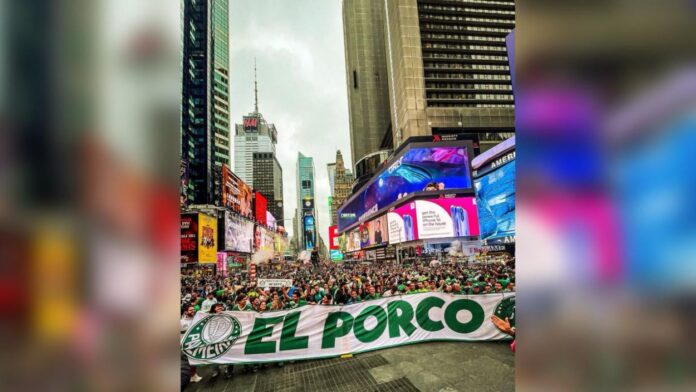 video:-torcida-do-palmeiras-faz-a-festa-na-times-square