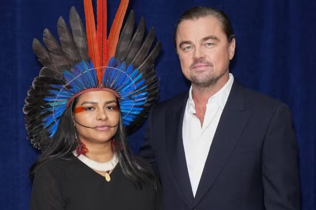 leonardo-dicaprio-posa-com-lider-indigena-em-lancamento-de-filme-sobre-a-amazonia