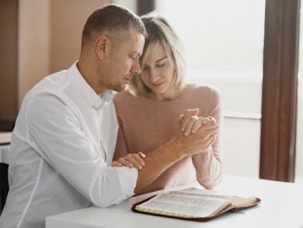 match-com-bencao:-catolicos-e-evangelicos-ganham-aplicativos-proprios-de-namoro
