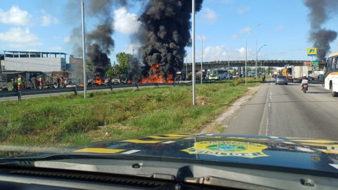 protestos-simultaneos-interditam-vias-no-grande-recife