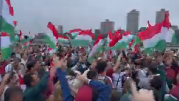 torcedores-do-fluminense-fazem-festa-as-margens-do-rio-hudson,-em-nova-york