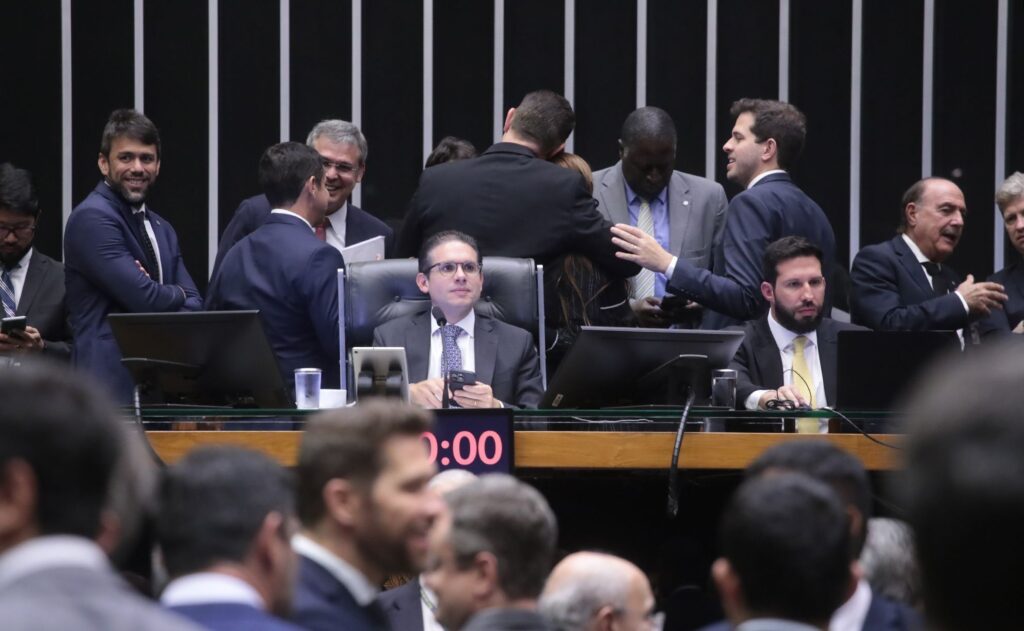 deputados-aprovam-urgencia-para-projeto-que-atualiza-tabela-do-ir