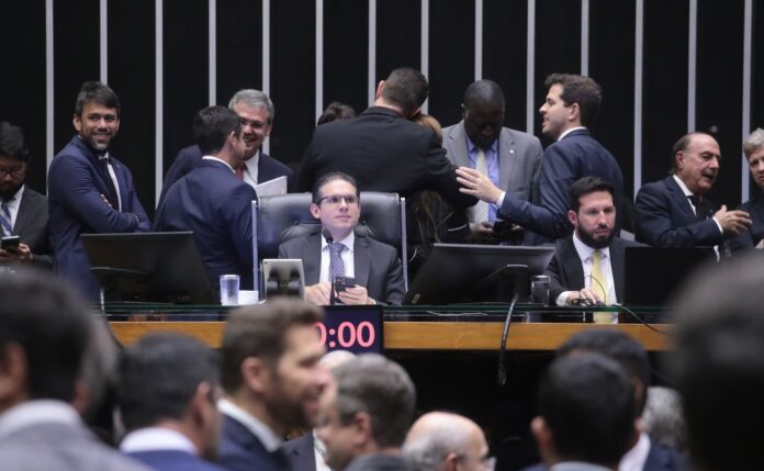 deputados-aprovam-urgencia-para-projeto-que-atualiza-tabela-do-ir