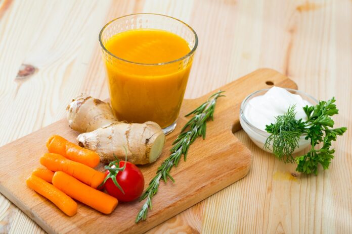 suco-de-cenoura-com-gengibre:-veja-os-beneficios-e-aprenda-como-fazer