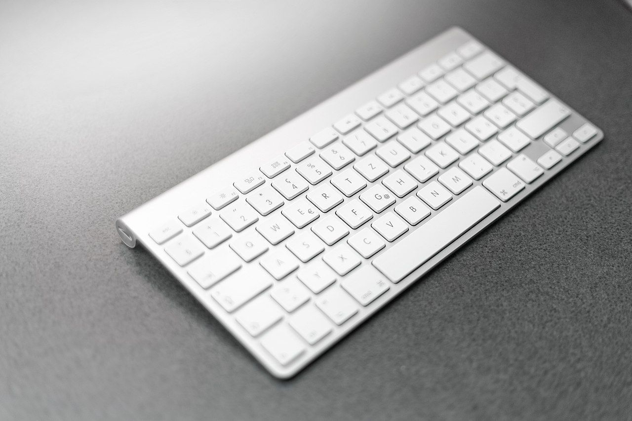 a-origem-do-qwerty:-por-que-o-teclado-que-usamos-nao-e-alfabetico?