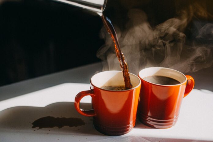 entenda-por-que-voce-nao-deve-tomar-cafe-assim-que-acorda
