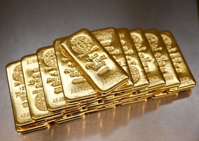 ouro-cai,-apesar-de-renovadas-tensoes,-com-dolar-forte-e-cotacao-elevada