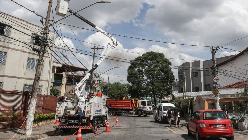 pressionada,-enel-apresenta-plano-de-r$-10,4-bilhoes-em-sp