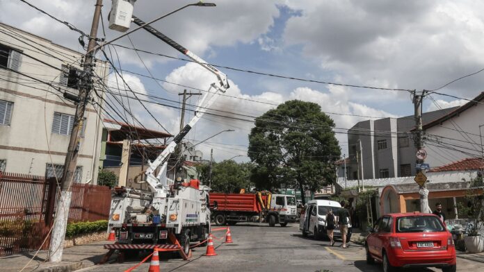 pressionada,-enel-apresenta-plano-de-r$-10,4-bilhoes-em-sp