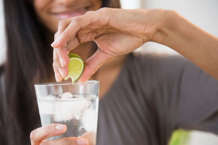 suco-de-limao-de-manha-e-uma-boa-ideia?-veja-alertas-de-nutricionistas
