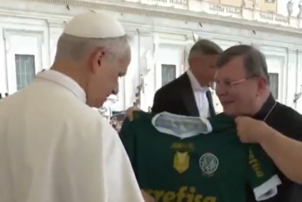 papa-recebe-suposta-camisa-falsificada-do-palmeiras-e-web-reage.-video