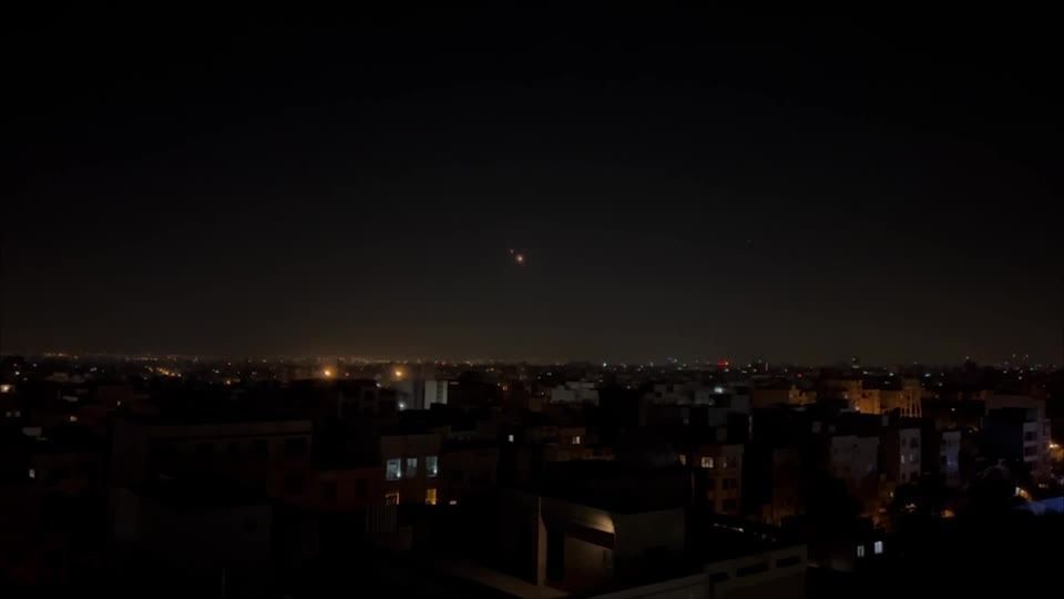 israel-inicia-“serie-de-ataques”-no-ira-e-emite-ordem-de-retirada