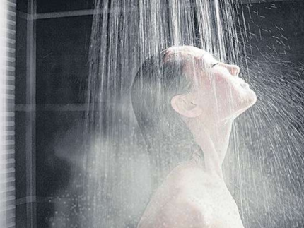 banho-quente-no-inverno:-especialista-alerta-os-perigos-para-pele-e-cabelo
