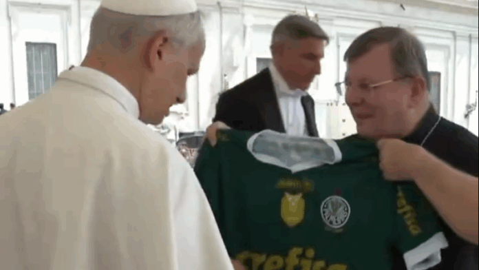 torcedores-dizem-que-camisa-do-palmeiras-dada-ao-papa-e-“falsificada”
