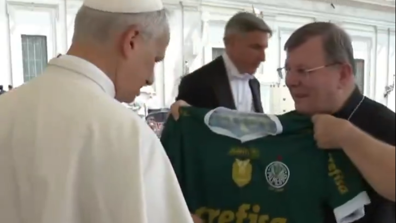 torcedores-dizem-que-camisa-do-palmeiras-dada-ao-papa-e-“falsificada”