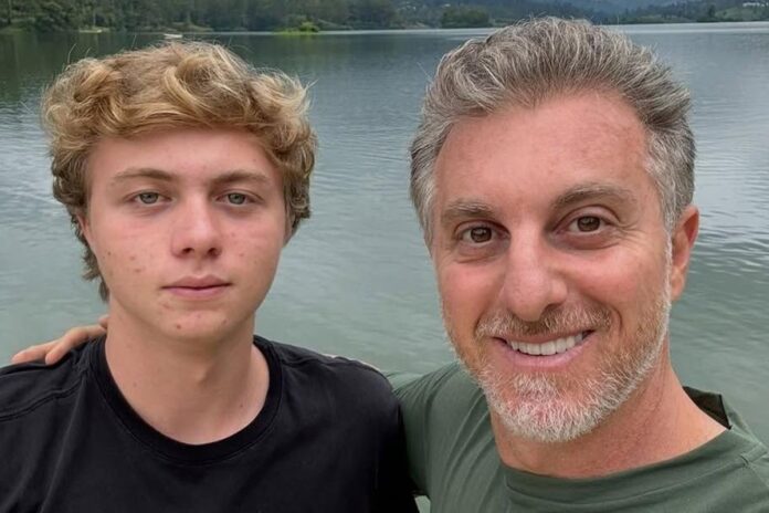 benicio-huck-e-flagrado-aos-beijos-em-festa-em-balneario-camboriu