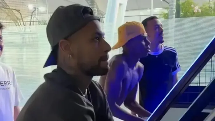 de-ferias-no-brasil,-lamine-yamal-joga-basquete-com-neymar;-veja