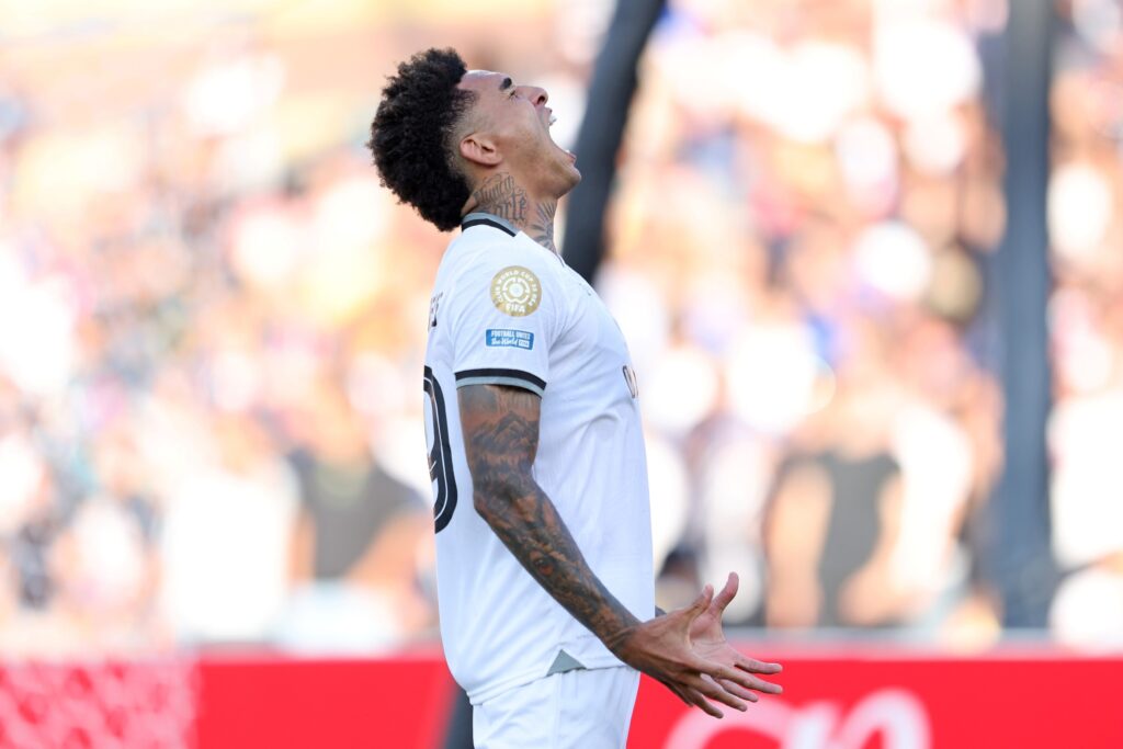 botafogo-abre-o-placar-contra-o-psg-com-golaco-de-igor-jesus;-siga