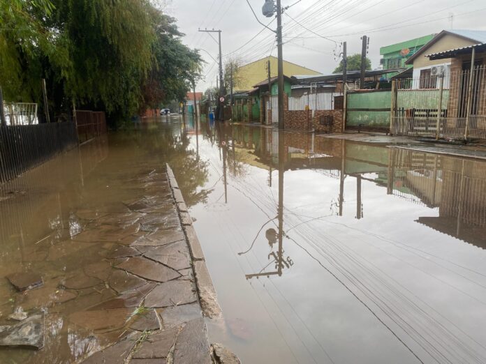 chuvas-no-rs:-agua-sobe-e-invade-ruas-da-regiao-das-ilhas,-em-porto-alegre