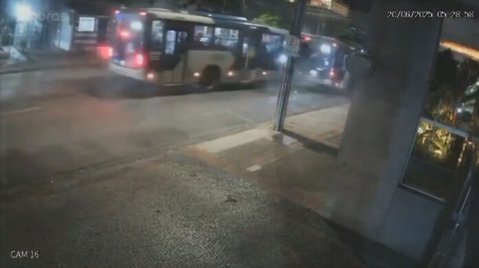 video:-colisao-entre-dois-onibus-deixa-nove-pessoas-feridas-em-bh