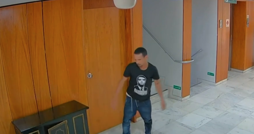 pf-prende-homem-que-quebrou-relogio-no-8/1-apos-determinacao-de-moraes