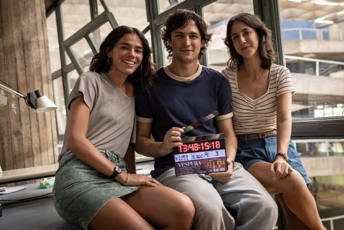 “vespera”:-adaptacao-de-carla-madeira-ganha-foto-com-marquezine-e-leone
