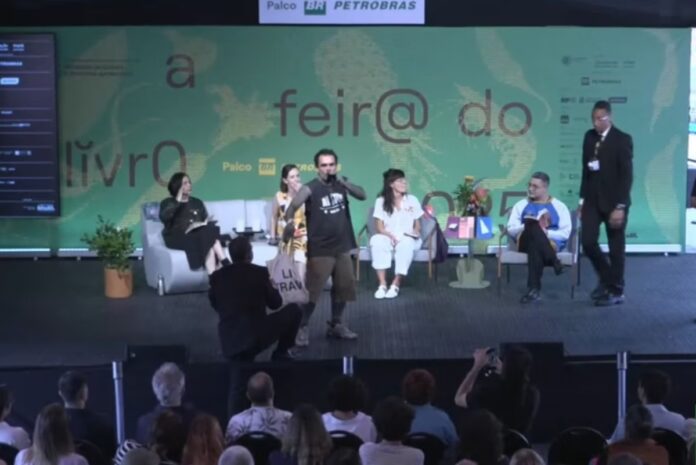 homem-invade-palco-e-interrompe-marina-lima-na-feira-do-livro