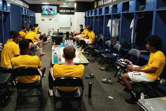 reservas-do-borussia-assistem-1o-tempo-no-vestiario-por-causa-do-calor
