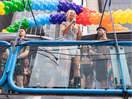 raffa-rarbbie-brilha-na-parada-lgbtqia+-de-sp-em-show-historico-e-emocionante