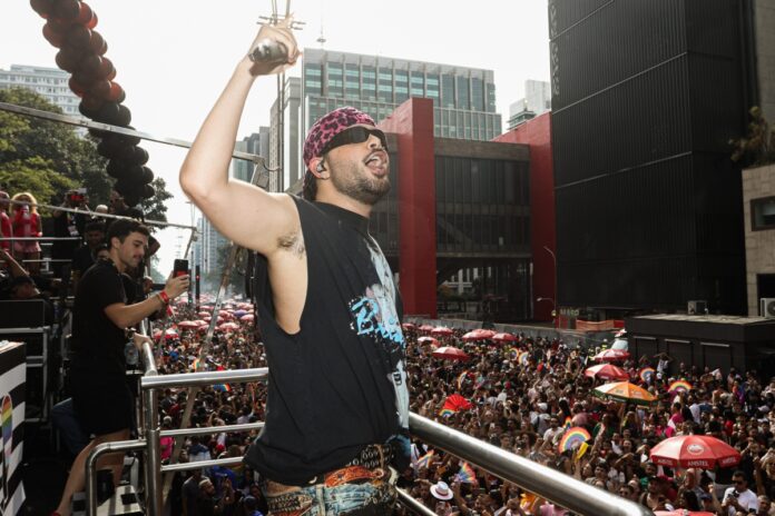pedro-sampaio-arrebata-a-multidao-na-parada-do-orgulho-lgbt+