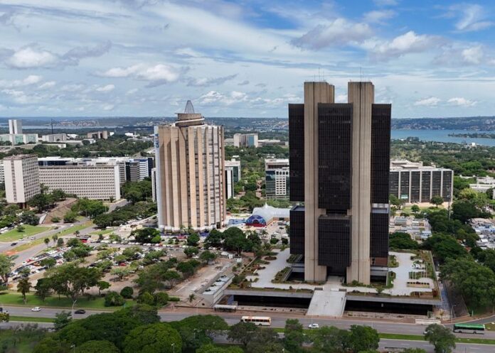focus:-mercado-volta-a-reduzir-projecao-para-inflacao-em-2025-e-eleva-selic