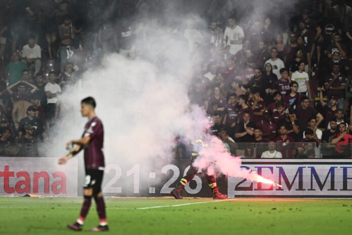 sampdoria-evita-queda-para-3a-divisao-em-jogo-marcado-por-caos