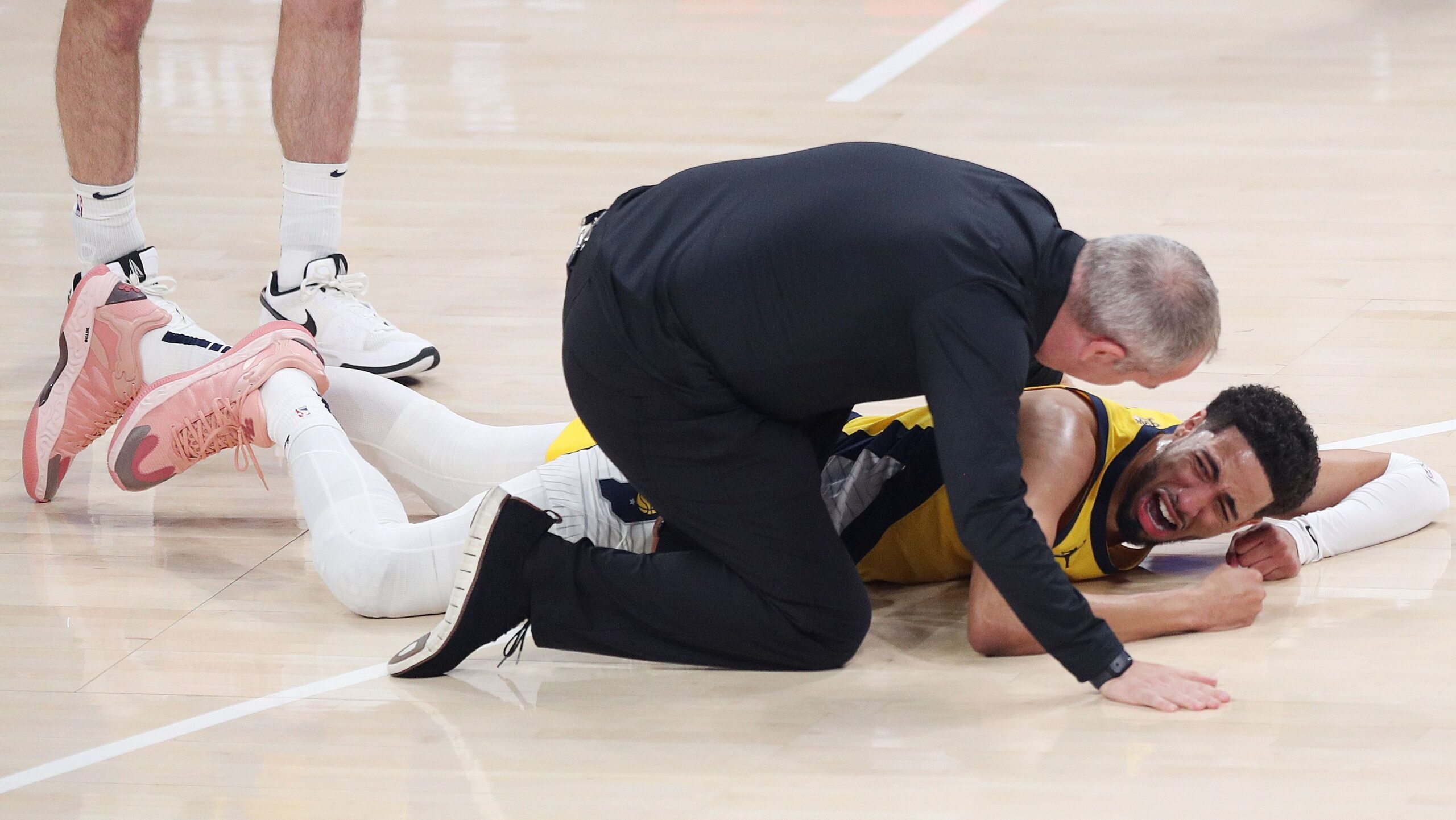 astro-da-nba-tem-lesao-grave-confirmada-e-pode-ficar-10-meses-fora