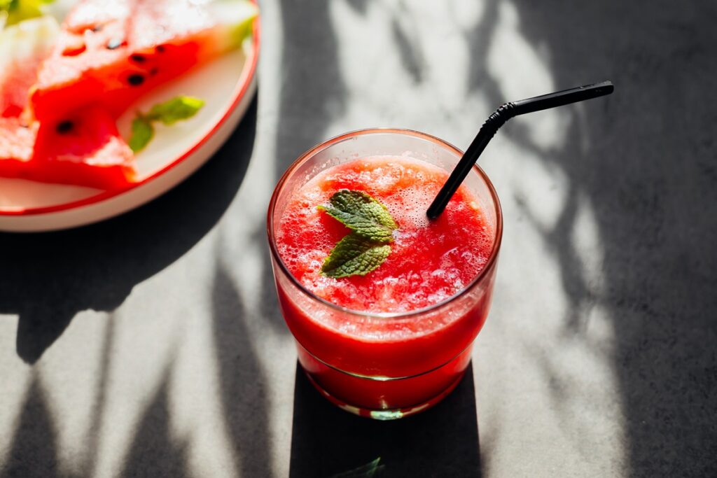 suco-de-melancia-com-beterraba:-entenda-beneficios-e-riscos-da-bebida